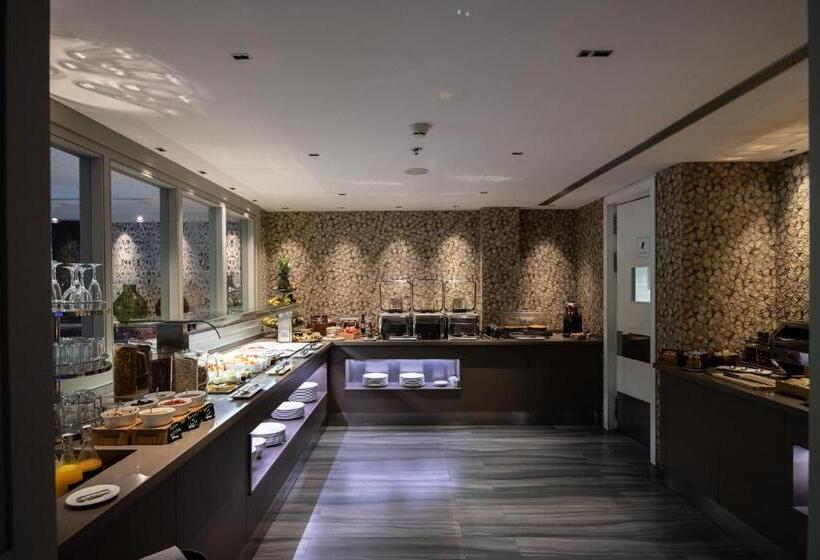 Отель Catalonia Square 4* Sup