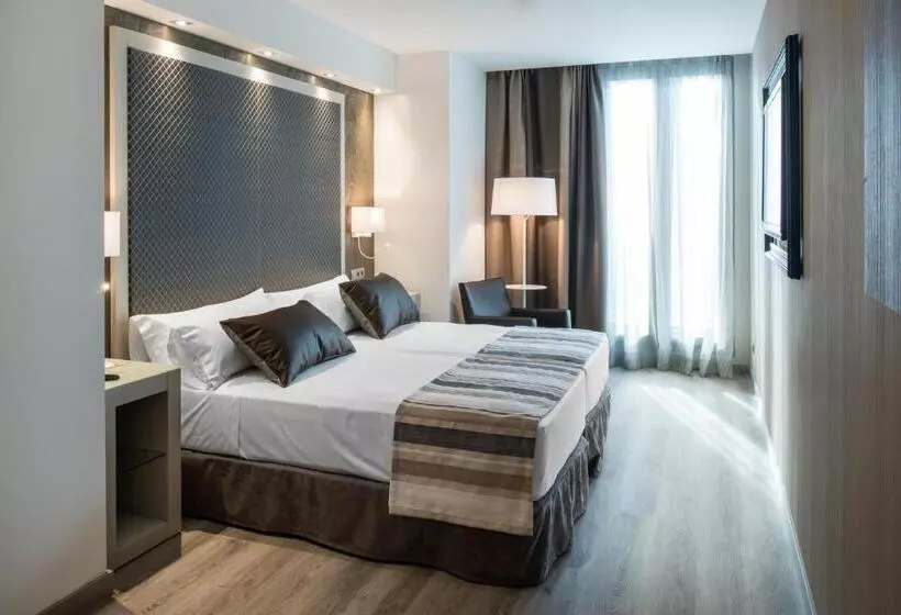 Отель Catalonia Square 4* Sup