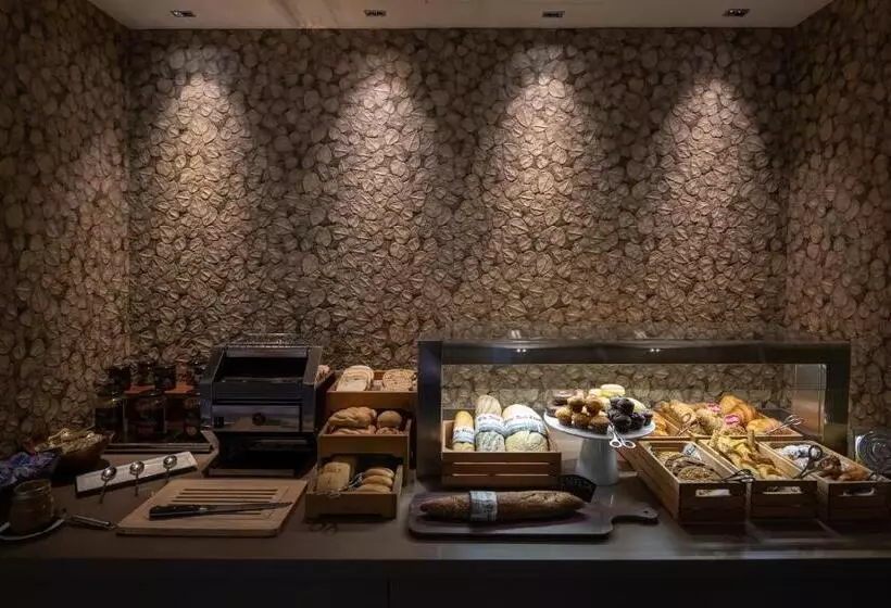 Отель Catalonia Square 4* Sup