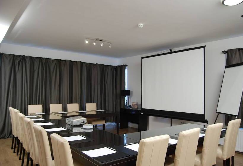 Escala Hotel & Suites