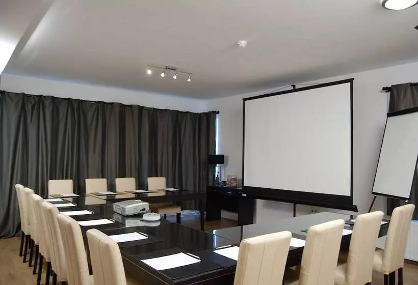 Escala Hotel & Suites