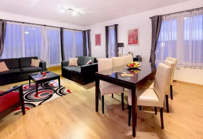 Escala Hotel & Suites