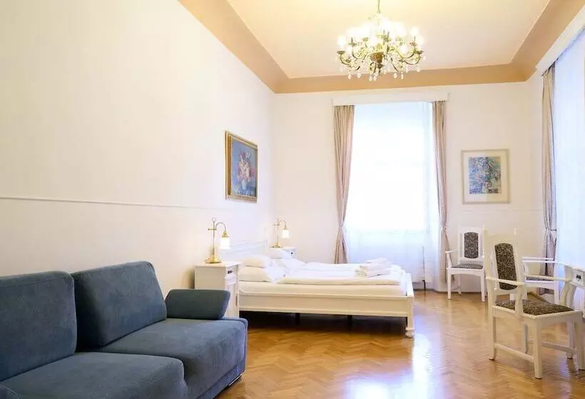 Hotelli U Zlateho Jelena
