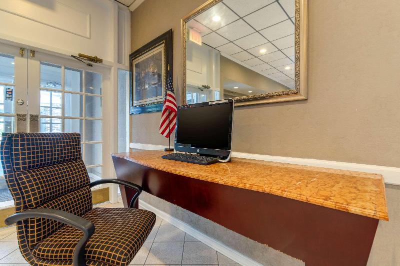Отель Days Inn By Wyndham Hinesville Near Fort Stewart, Newly Renovated, Free Hot Breakfast, Restaurant An