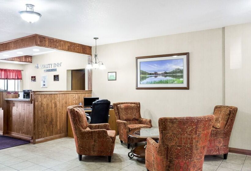 בית מלון כפרי Everspring Inn & Suites