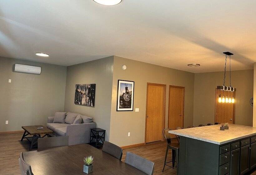 בית מלון כפרי Everspring Inn & Suites