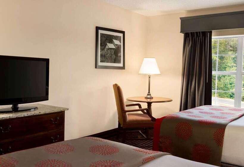 בית מלון כפרי Ramada By Wyndham Pigeon Forge North