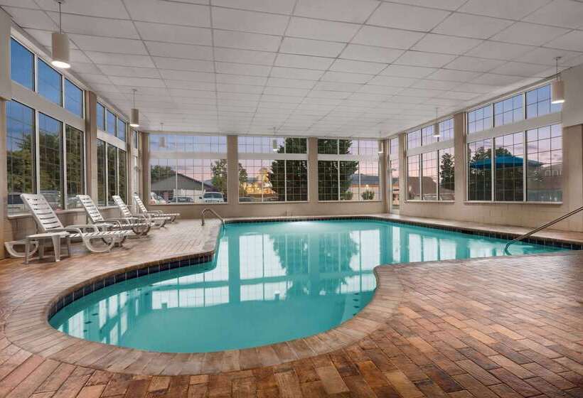 בית מלון כפרי Ramada By Wyndham Pigeon Forge North