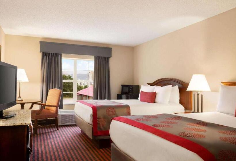 בית מלון כפרי Ramada By Wyndham Pigeon Forge North