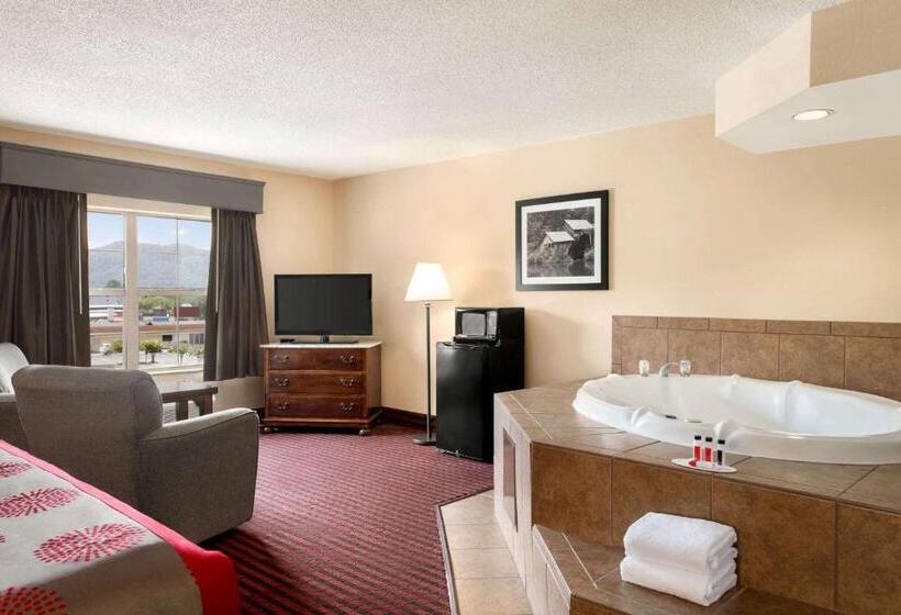 בית מלון כפרי Ramada By Wyndham Pigeon Forge North