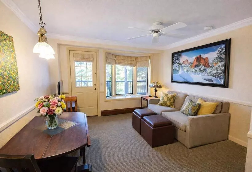 ホテル The Historic Crags Lodge