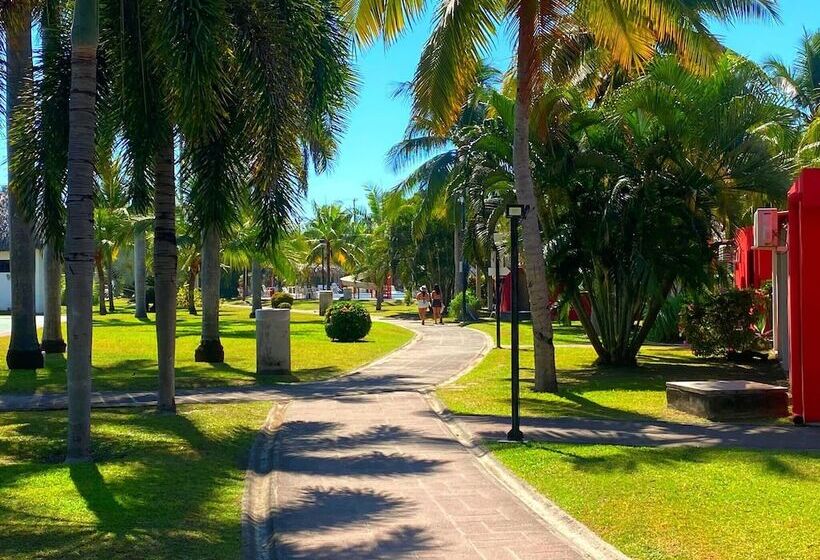 Las Hojas Resort & Beach Club