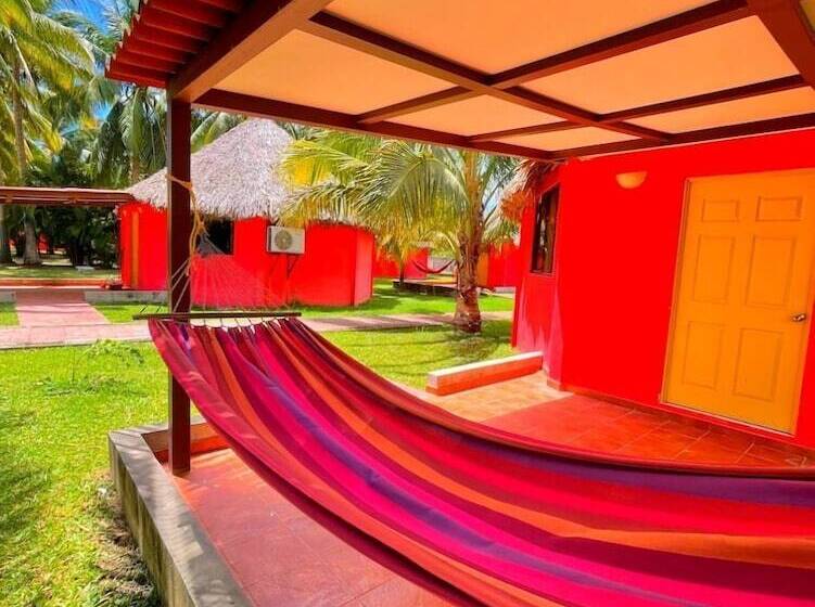 Las Hojas Resort & Beach Club