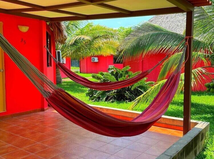 Las Hojas Resort & Beach Club