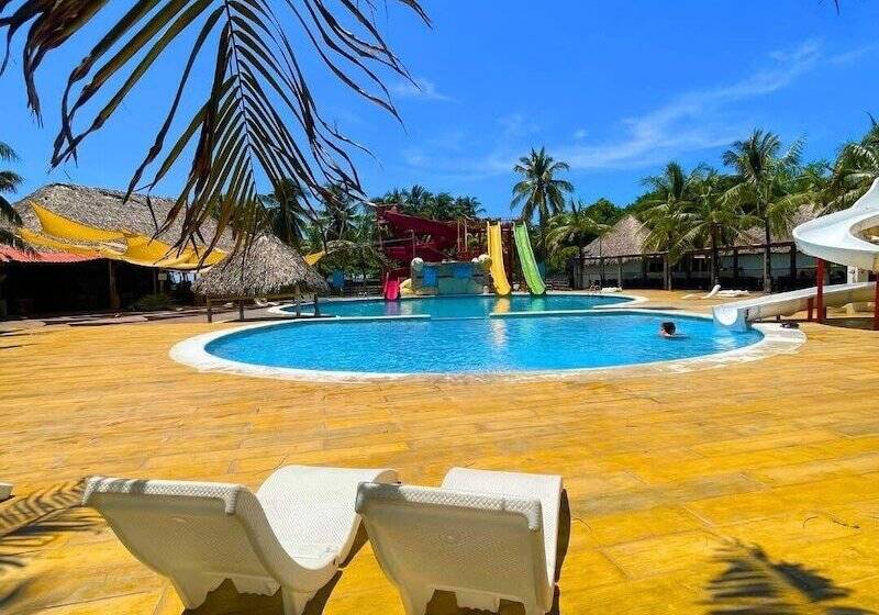 Las Hojas Resort & Beach Club
