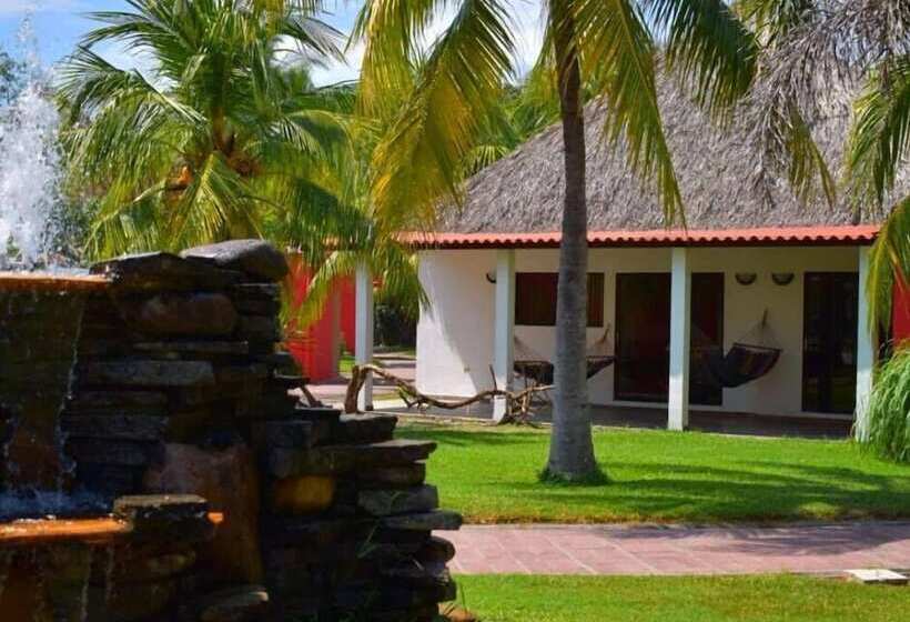 Las Hojas Resort & Beach Club