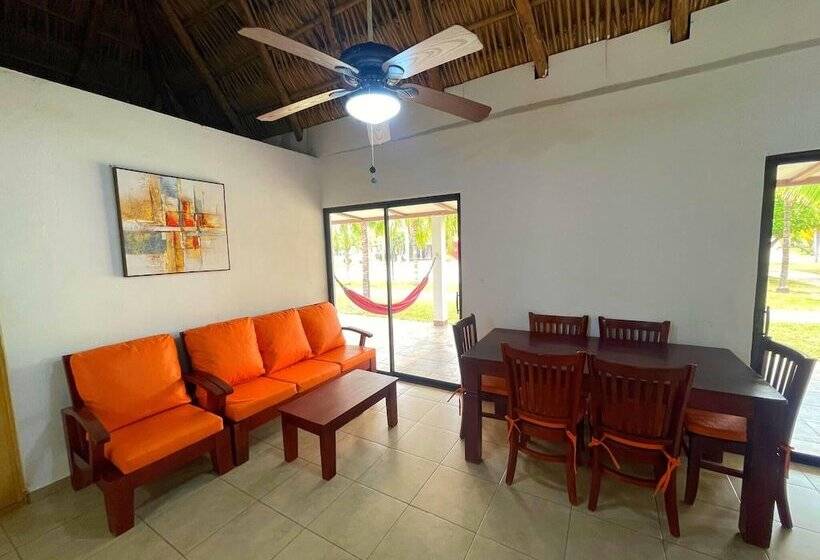 Las Hojas Resort & Beach Club