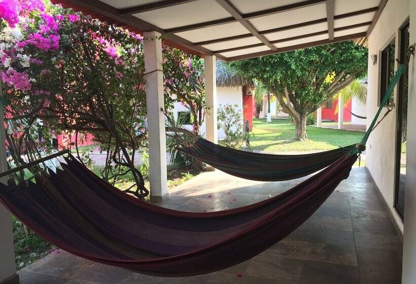 Las Hojas Resort & Beach Club