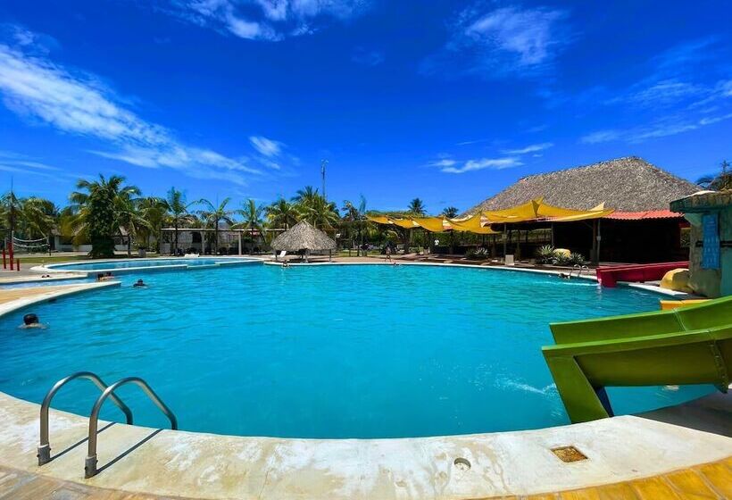 Las Hojas Resort & Beach Club