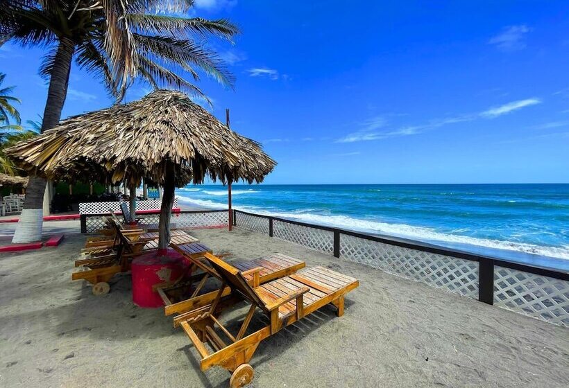 Las Hojas Resort & Beach Club