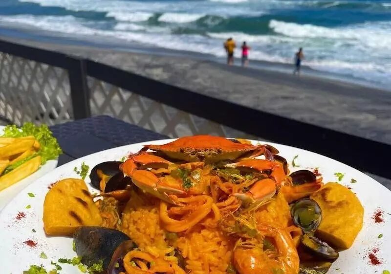 Las Hojas Resort & Beach Club