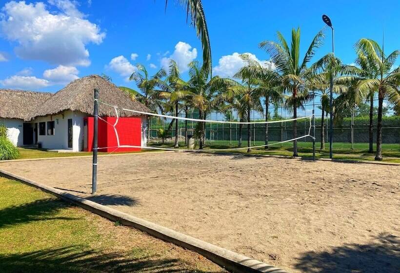 Las Hojas Resort & Beach Club