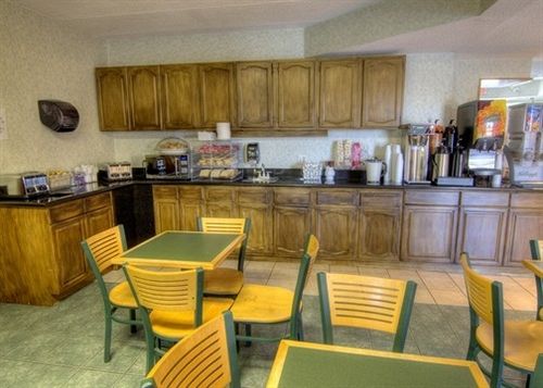 Отель Econo Lodge