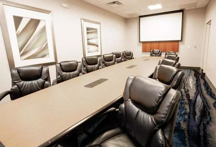 هتل Fairfield Inn & Suites By Marriott Kearney