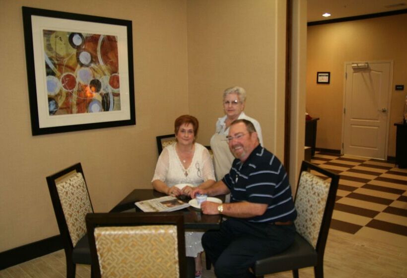 בית מלון כפרי Hampton Inn & Suites Cleburne