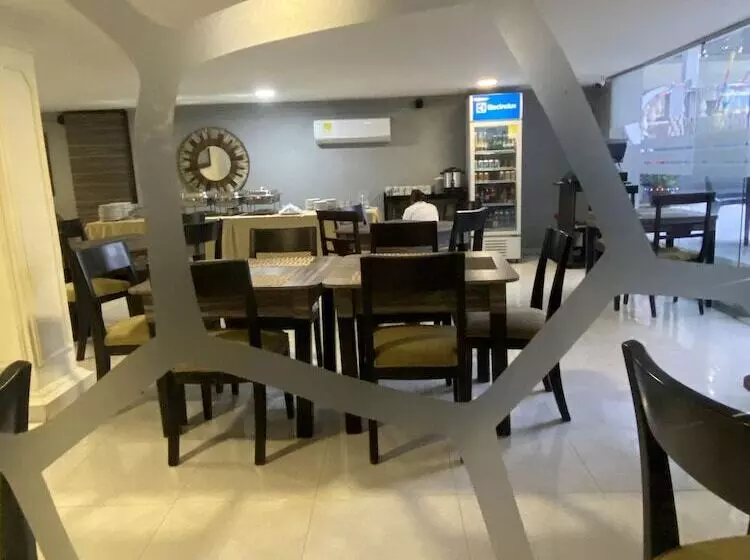 هتل Puerta De Oro