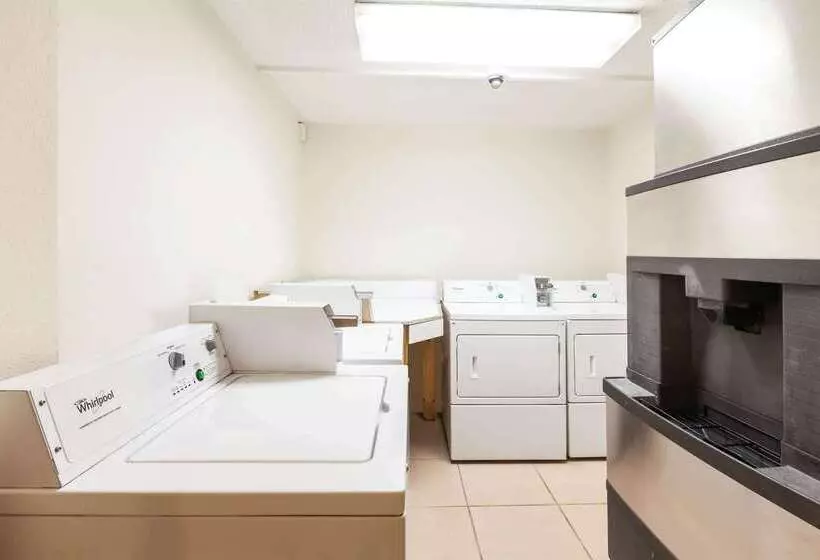 Отель Super 8 By Wyndham Beaumont I 10 College St