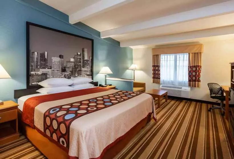 Отель Super 8 By Wyndham Beaumont I 10 College St