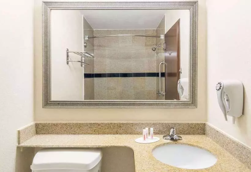 Отель Super 8 By Wyndham Beaumont I 10 College St