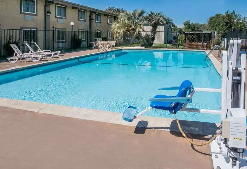 Отель Super 8 By Wyndham Beaumont I 10 College St