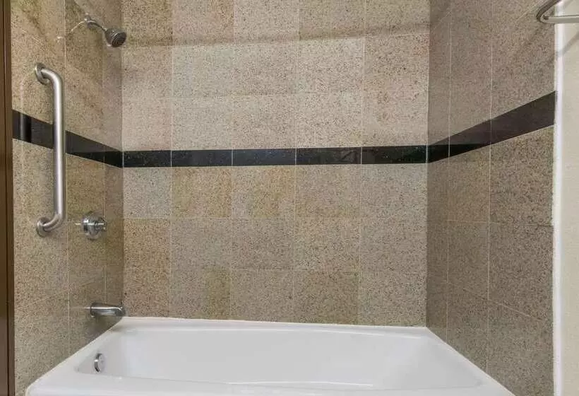 Отель Super 8 By Wyndham Beaumont I 10 College St