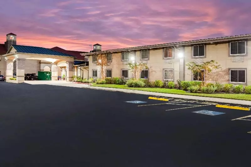 Отель Super 8 By Wyndham Beaumont I 10 College St