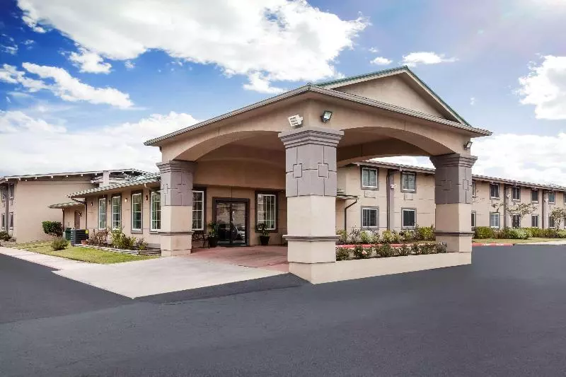 Отель Super 8 By Wyndham Beaumont I 10 College St