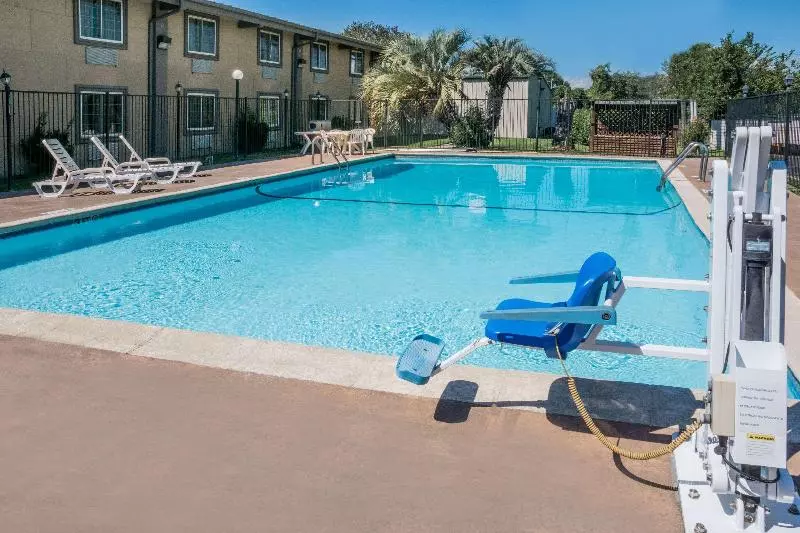 Отель Super 8 By Wyndham Beaumont I 10 College St