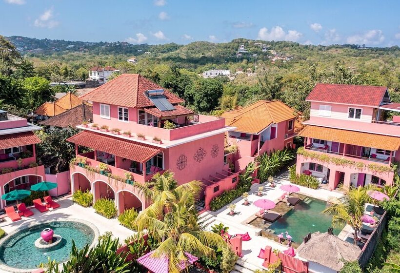 فندق Pinkcoco Uluwatu   Constant Surprises & For Cool Adults Only