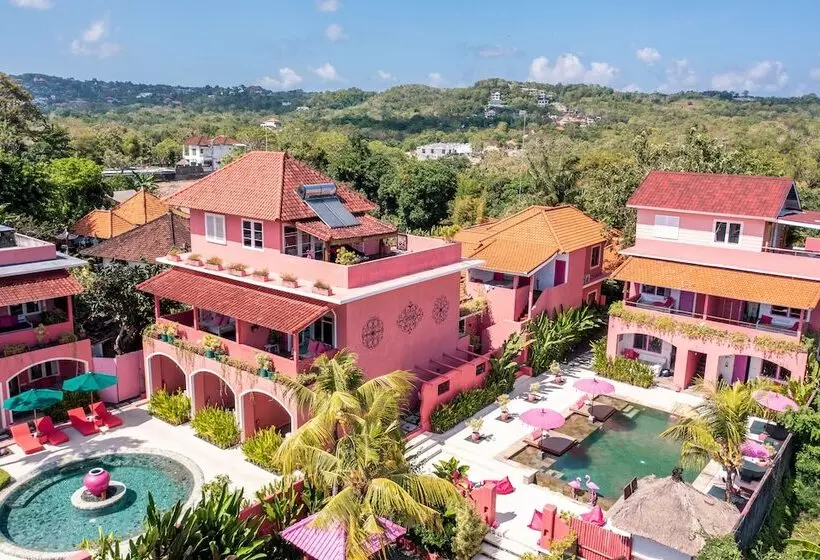 בית מלון כפרי Pinkcoco Uluwatu   Constant Surprises & For Cool Adults Only