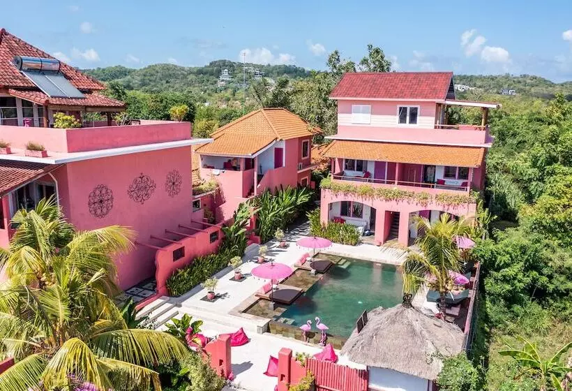 בית מלון כפרי Pinkcoco Uluwatu   Constant Surprises & For Cool Adults Only