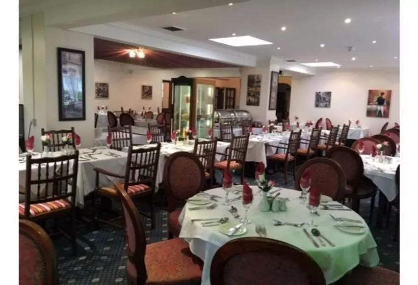 ホテル Runnymede Court