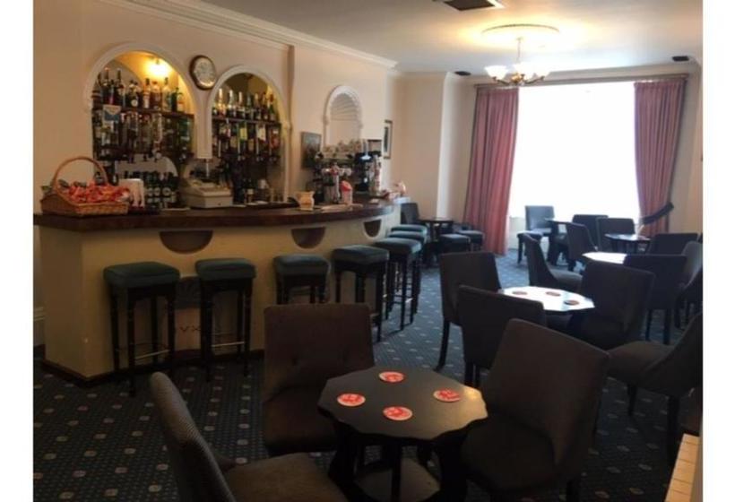 فندق Runnymede Court