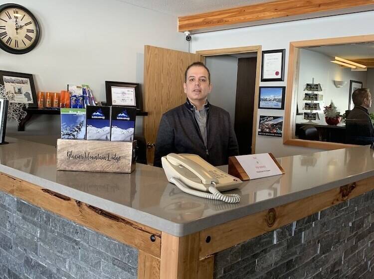 ホテル Glacier Mountain Lodge