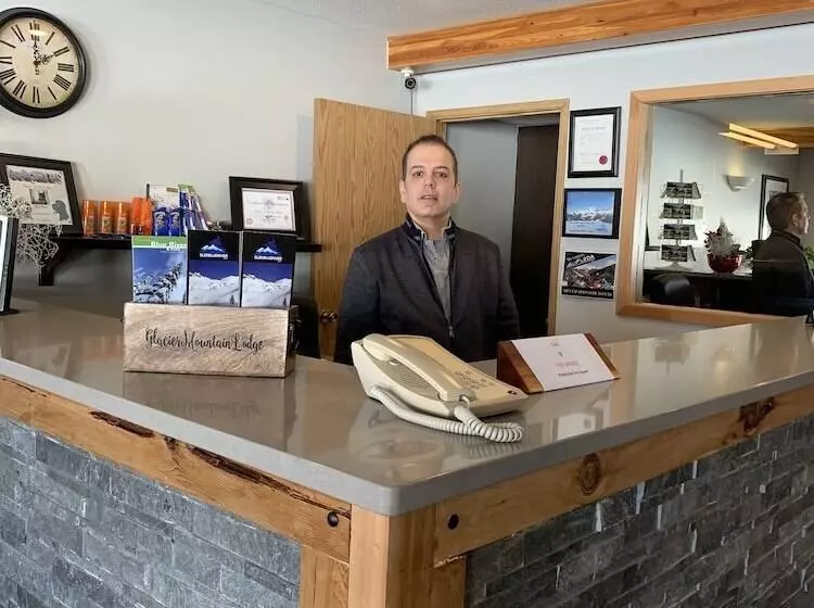ホテル Glacier Mountain Lodge