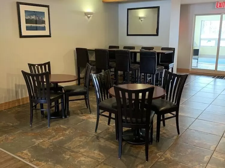 ホテル Glacier Mountain Lodge