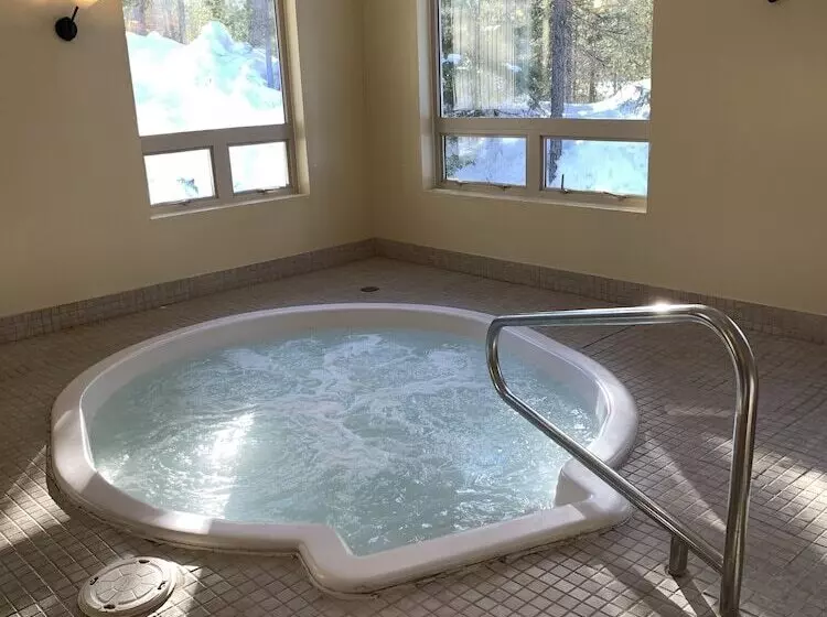 ホテル Glacier Mountain Lodge