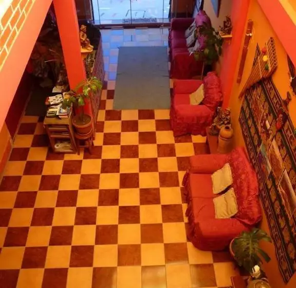 هتل Olas Del Titicaca Backpackers Hostel