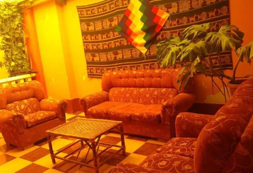 هتل Olas Del Titicaca Backpackers Hostel
