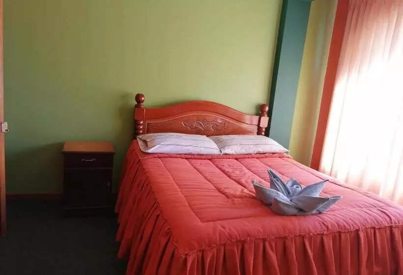 هتل Olas Del Titicaca Backpackers Hostel